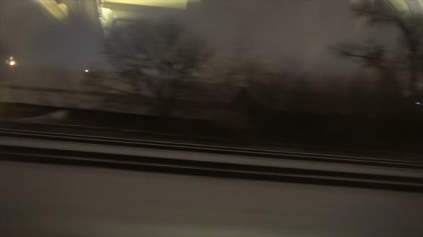 4 k açısından bir yolcu treni pencere. Issız kış orman pencere dışında hareket eder. — Stok video