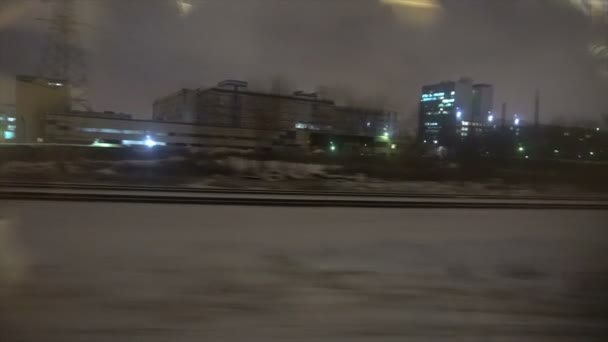 Punto di vista 4K dal finestrino di un treno passeggeri. La foresta invernale deserta si muove fuori dalla finestra — Video Stock