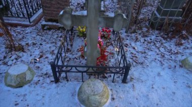 Yapay çiçek ile antik mezar çapraz