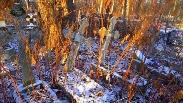 Viejas tumbas abandonadas en el cementerio — Vídeo de stock