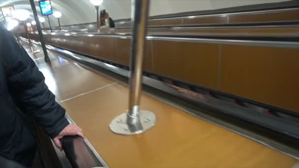 People move on an escalator,human hand on the railing — Stock Video