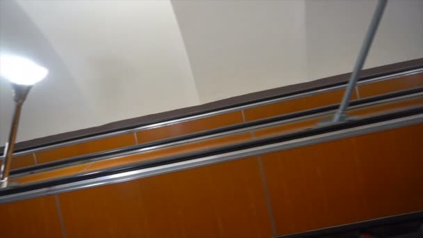 Vista de una escalera mecánica vacía en el metro — Vídeo de stock