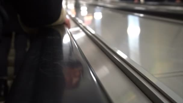 People move on an escalator,human hand on the railing — Stock Video