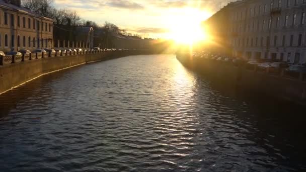 Zonsondergang over de rivier in Sint-Petersburg — Stockvideo