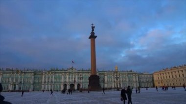 Palace St. Petersburg içinde en iyi atış kare. Kış Sarayı Hermitage Müzesi cephe. Alexander sütun bir melek ve bir haç. İnsanlar yürümeye, akşam alacakaranlık