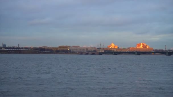 Panoramisch zicht van Sint-Petersburg van de rivier de Neva naar de bezienswaardigheden van de stad op Vasilievskiy en Zayachiy-eiland — Stockvideo