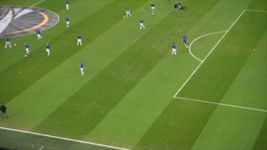 futbol oyuncular ısınma maçtan önce.