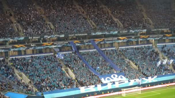 SAINT-PETERSBURG, RUSSIA - 27 NOVEMBRE 2018: i tifosi dei club di calcio supportano la loro squadra — Video Stock