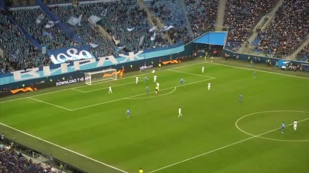 SAINT-PETERSBURG, RUSIA - 27 DE NOVIEMBRE DE 2018: momento difícil en un partido de fútbol — Vídeos de Stock