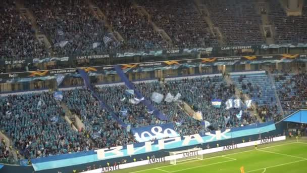 Saint-petersburg, russland - 27. november 2018: fans des fussballklubs unterstützen ihre mannschaft — Stockvideo