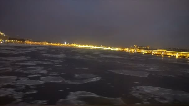 Drift van het ijs op de rivier de Neva — Stockvideo