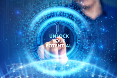 İş, Teknoloji, İnternet ve ağ konsepti. Genç işadamı geleceğin sanal ekranı üzerinde çalışıyor ve yazıyı görüyor: potansiyelinizin kilidini açın 