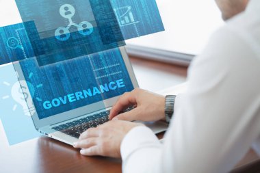 İş, teknoloji, internet ve ağ kavramı. Genç işadamı ofiste, onun laptop üzerinde çalışan sanal görüntü simgesine yönetim seçin.