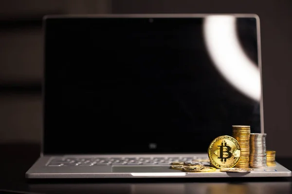 Kryptowährung, virtuelles Internet-Geld Bitcoin. Devisentechnologie Business Internet-Konzept. — Stockbild Kryptowährung, virtuelles Internet-Geld Bitcoin. Währungstechnologie — Stockfoto