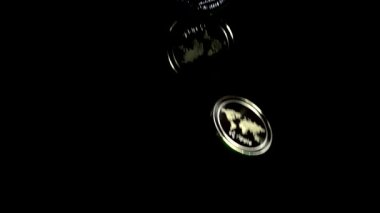 Bitcoin'ler siyah bir arka plana düşüyor. Yavaş hareket bitcoin atarak vurdu 