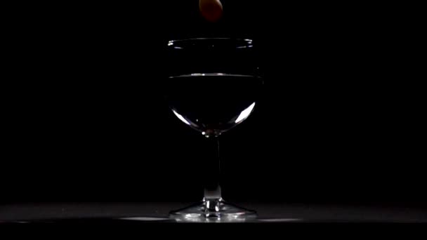 Acqua Che Scorre Schizza Nel Grande Bicchiere Vino Con Uva — Video Stock