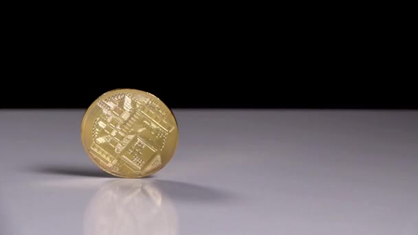Біткоіни Падають Чорному Фоні Slowmotion Shot Підкидаючи Bitcoin — стокове відео