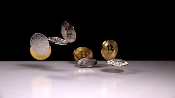 Bitcoins Padają Czarnym Tle Slowmotion Strzał Podrzucając Bitcoin — Wideo stockowe