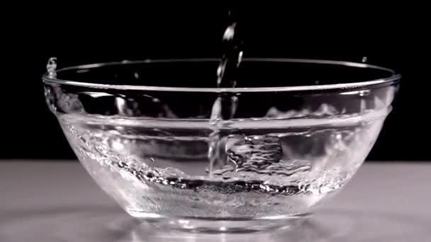 Slow Motion Gieten Water Wijn Glas Zwarte Achtergrond — Stockvideo
