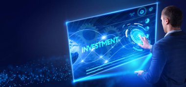 Sanal ekranlarda yatırım düğmesine basan bir iş adamı. İş, Teknoloji, İnternet ve ağ kavramı.