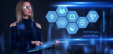 İş adamı sanal ekranlarda düğmeye basıyor. İş, Teknoloji, İnternet ve ağ kavramı