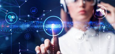 İş, teknoloji, internet ve şebeke kavramı. Genç bir girişimci geleceğin sanal ekranı üzerinde çalışıyor ve yazıyı görüyor: sürekli gelişme
