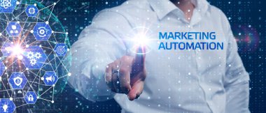 Pazarlama stratejisi planlıyorum. İş, Teknoloji, İnternet ve ağ konsepti. Genç işadamı sözcüğü gösterdi: Pazarlama otomasyonu