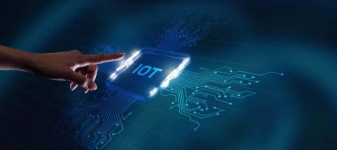 Nesnelerin interneti - IOT konsepti. İşadamı IOT ürünleri ve çözümler sunuyor. Genç işadamı sanal ekranda IoT metin ile soyut çipi seçin                               