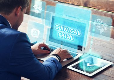 İş, Teknoloji, İnternet ve ağ konsepti. Geleceğin tabletinde çalışan iş adamı, sanal ekranda seçin: Klinik deney