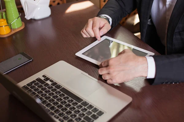 Homme Affaires Travaillant Sur Tablette Tout Étant Assis Dans Café — Photo