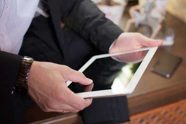 Homme Affaires Assis Avec Une Tablette Dans Ses Mains — Photo