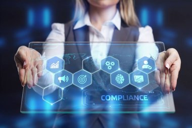 İş, Teknoloji, İnternet ve ağ konsepti. Genç işadamı geleceğin sanal ekranı üzerinde çalışıyor ve yazıyı görüyor: Uyum