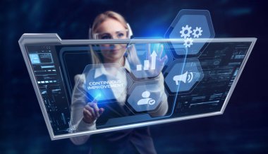 İş, teknoloji, internet ve şebeke kavramı. Genç bir girişimci geleceğin sanal ekranı üzerinde çalışıyor ve yazıyı görüyor: sürekli gelişme