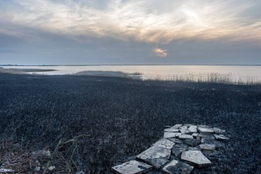 Göle giden yolu yok etti. Güneş ufukta.