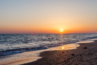 Güneş batmadan ufuk deniz ve plaja altın kum ile arka planı üzerinde