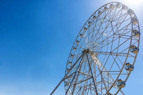 Riesenrad, auf dem gefahren wird — Stockfoto