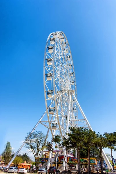 Riesenrad in der Großstadt, wo die Menschen entspannen — Stockfoto