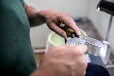 usta bir özel ekipman üzerinde bıçağını Bileme