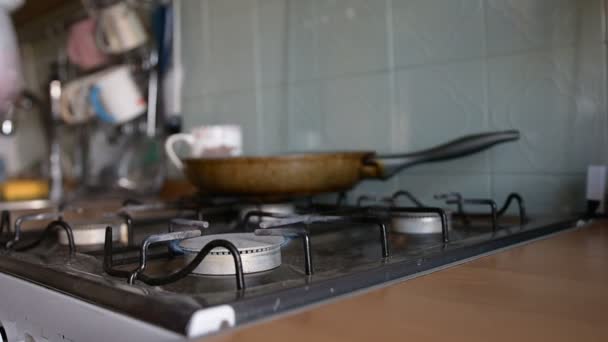 Allume le gaz sur la cuisinière pour mettre la bouilloire — Video