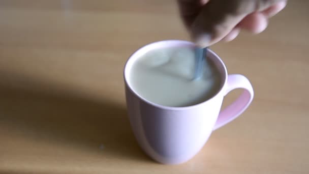 Предотвращает ложку чая напиток, который стоит на столе — стоковое видео