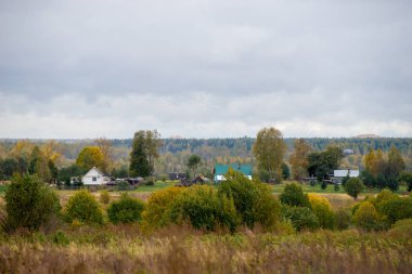 evler uzaktan görülebilir. Rusya'da bulutlu sonbahar