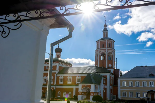 Vyazemsky Ioanno-Predtechensky Manastırı. Kilise. Rusya'da sonbahar günü