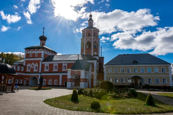 Vyazemsky Ioanno-Predtechensky Manastırı. Kilise. Rusya'da sonbahar günü