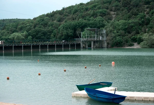 bir dağ Gölü üzerinde pier yakınındaki iki tekne