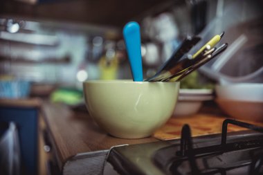 temiz bir tabak içinde yıkanmış çatal yığılmış