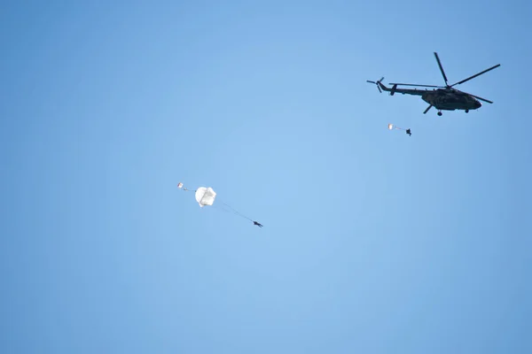 mavi gökyüzü Skydiver atlama karşı
