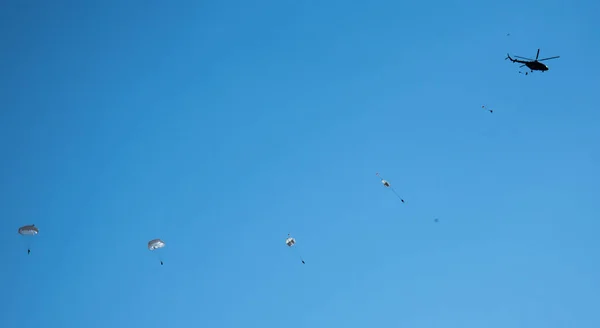 skydiver yüksek irtifada bir helikopterden atlama