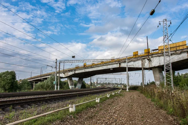 yol köprü geçen yük treni altında