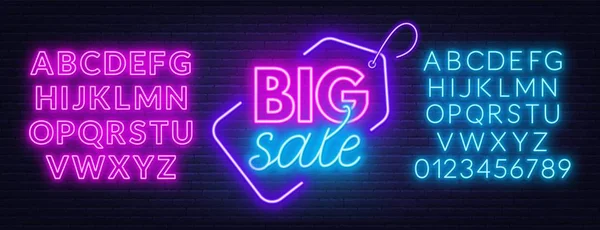Tuğla duvar arka plan üzerinde büyük satış Neon işareti. Neon yazı tipleri.