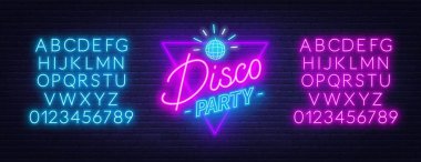 Tuğla duvar arka planda Neon yazı disco parti. Parlayan yazı tipleri.